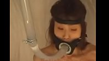 เว็ปหนังโป๊ญี่ปุ่นซาดิตส์ 18+ จับปากสาวมาต่อท่อกับท่อเยี่ยวในห้องน้ำ  ถ้าไม่กินเยี่ยวก็อดตาย สงสารก็สงสารแต่ความเงี่ยนมันบังคับ