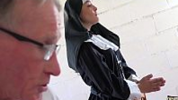 ดูหนังโป้ออนไลน์แนวหื่นจาก Pornhub The nun คุณตาเงี่ยนเย็ดหีแม่ชีฝรั่ง จับถอดเสื้อผ้าแล้วสั่งให้อมควย ดูดกระดอคนแก่อย่างฟินก่อนเย็ดสดแตกใน