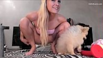 Porno 2021 หนังโป๊ใหม่ๆ แนววิตถารสุดแปลกของสาวผมบลอนด์เงี่ยนให้หมาเลียหี นั่งเทียนทับควยปลอมใหญ่ๆ เย็ดโชว์หมาจนหมาหรรมแข็งอยากผสมพันธุ์