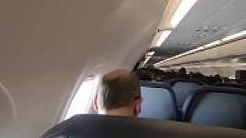 คลิปโป้ฝรั่งxxx แอบชักว่าวบนเครื่องบินให้แฟนหนุ่ม ก่อนก้มลงไปดูดแบบเบาๆเงียบๆ เดียวคนได้ยินว่าเย็ดกันอยู่