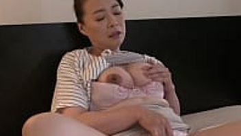 หนังโป๊avญี่ปุ่นแนวครอบครัว แม่ขี้เงี่ยนแอบช่วยตัวเอง Javbob ลูกชายแอบเห็นเลยเข้ามาเย็ดซะ ดูดหัวนมกระแทกหีเย็ดไม่ยั้งเด็ดสุดๆ