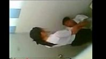 นักเรียนมอต้นเย็ดกันในห้องน้ำ แอบถ่ายในห้องน้ำ เห็นเข้าไปพร้อมกัน แหม่กำลังเข้าได้เข้าเข็ม